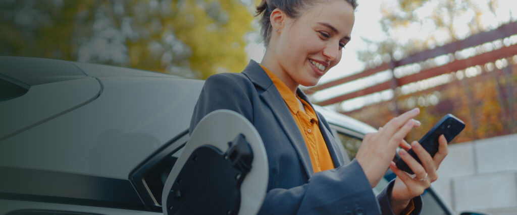 Frau nutzt Autostromtarif und die RABOT Charge App zum laden ihres E-Autos.